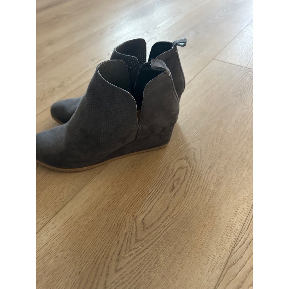 Women's DV8 Booties Size 10 Gray Faux Suede Wedge - Picture 3 of 4